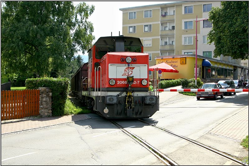 Diesellok 2068 042 fhrt mit einem Weichenzug von der VAE in den Bahnhof Zeltweg.
Zeltweg 24.07.2009