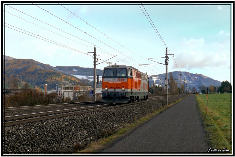 Diesellok 2143 032 der Firma RTS fhrt hier als Lokzug von Bruck an der Mur nach Leoben.
7.11.2007