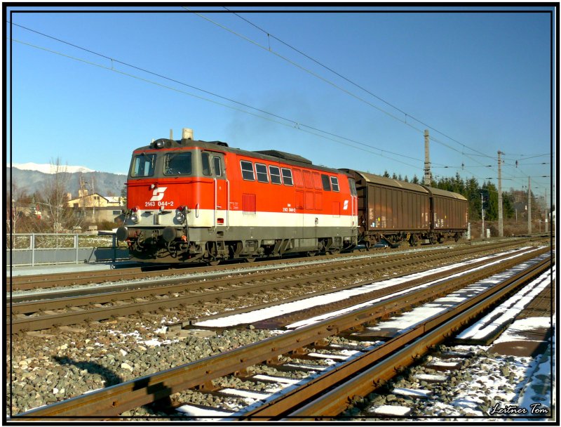 Diesellok 2143 044 fhrt mit einem kurzen Gterzug von Zeltweg nach Judenburg.
Zeltweg 30.11.2007