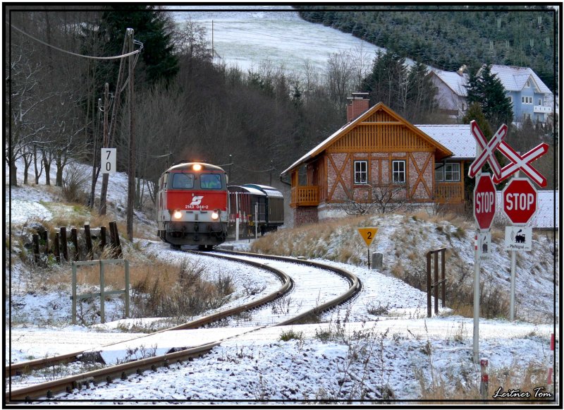 Diesellok 2143 044 kommt mit einem leeren Holzzug aus dem Lavanttal.
Eppenstein 26.11.2007