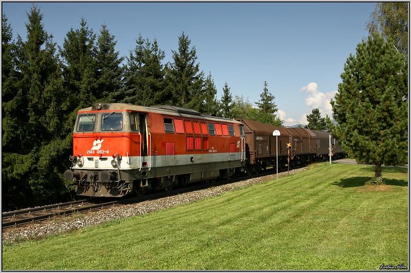 Diesellok 2143 062 fhrt als Verschubreserve in Zeltweg.
Farrach 28.08.2008