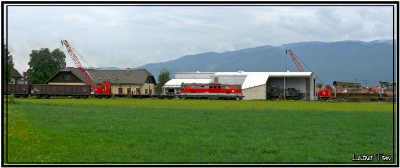 Diesellok 2143 064 fhrt aus dem Lavanttal kommend am Oberbaustofflager in Zeltweg vorbei.Dort stehen die zwei Dieselkrne 9766 031 + 032 und der Unkrautvertilgungszug 9731 123.
Zeltweg am 12.06.2007