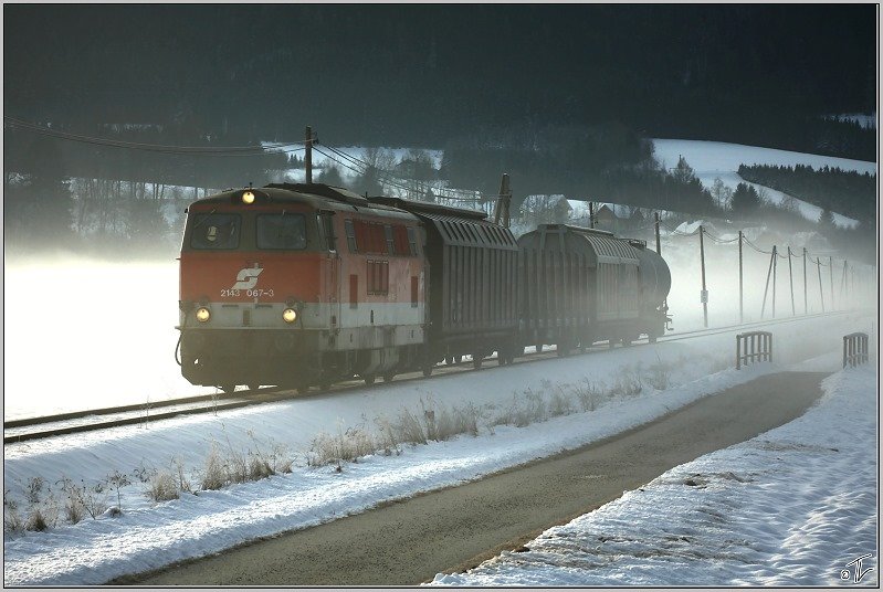 Diesellok 2143 067 fhrt mit einem  Sammler  von Obdach nach Zeltweg.
Eppenstein 19.01.2009
