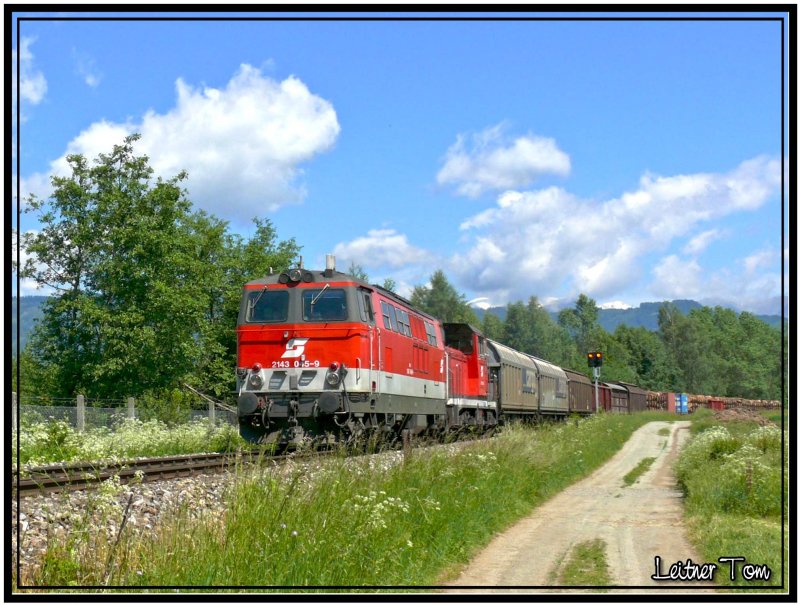 Diesellok 2143.049 und 2068 082 ziehen einen schweren Gterzug in Richtung Lavanttal.
Zeltweg am 31.05.2006