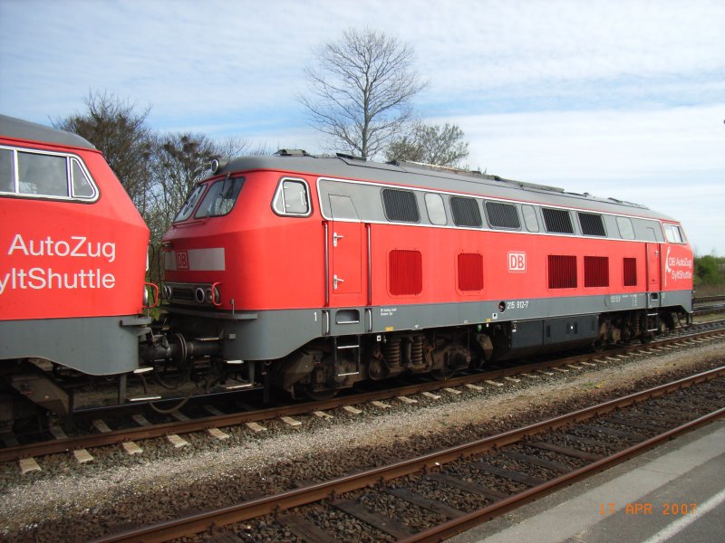 Diesellok 215 912 der DB AutoZug GmbH (SyltShuttle) wartet am 17.04.2007 im Bahnhof Niebll auf ihren nchsten Einsatz.