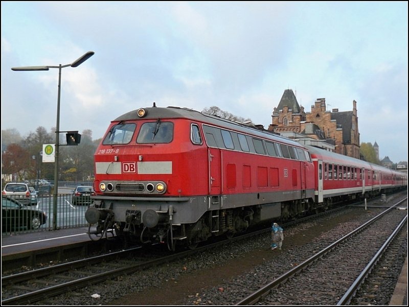Diesellok 218 137-8 fotografiert whrend der Ausfahrt aus dem Bahnhof von Gerolstein in Richtung Kln am 08.11.08. (Hans)
