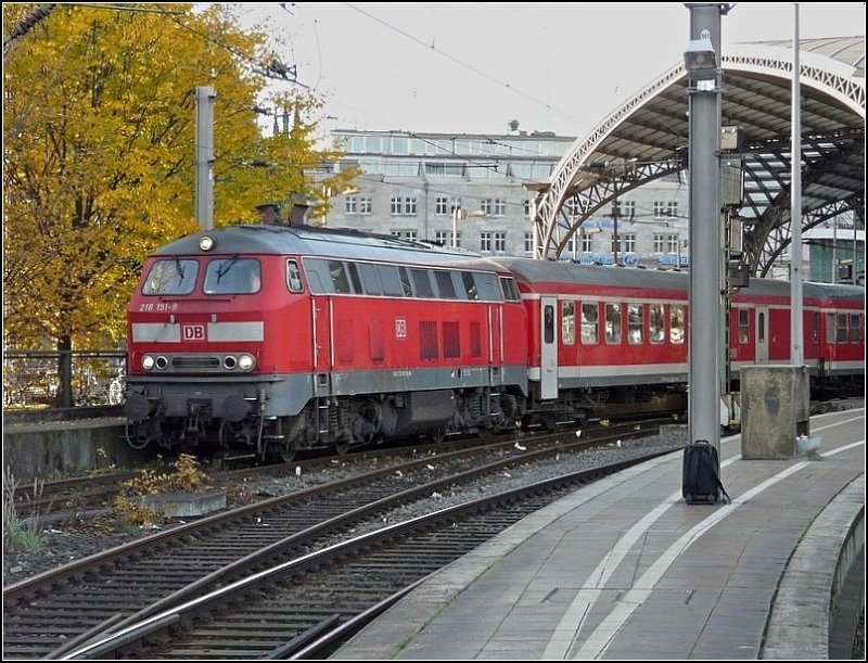 Diesellok 218 151-9 verlsst mit dem Eifel-Mosel-Express den Hauptbahnhof von Kln in Richtung Trier. 08.11.08 (Jeanny) 