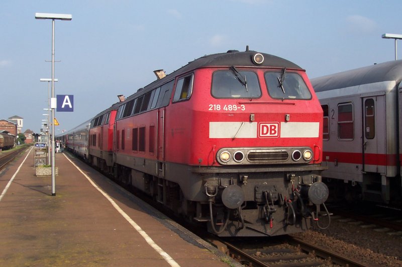 Diesellok 218 489 und eine Schwestermaschine am 24.09.2007 mit einem IC im Bahnhof Niebll zur Weiterfahrt in Richtung Hamburg.