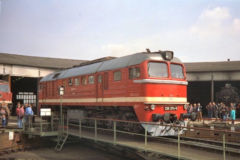 Diesellok 220 (DR 120) im Bw. (hist.) Arnstadt, um 1992