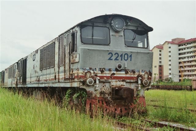 Diesellok 22101 der Malayischen Staatsbahn in Kelang, 09.12.2008. Die 40 Loks der KTM Class 22 mit einer Leistung von 1760 PS wurden 1971 von English Electric gebaut. Die letzten Maschinen wurden noch fr Bauzge fr die Neu-/Ausbaustrecke Rawang-Ipoh verwednet und fnf davon stehen nun mit ungewisser Zukunft in einem Abstellfeld in Kelang. 