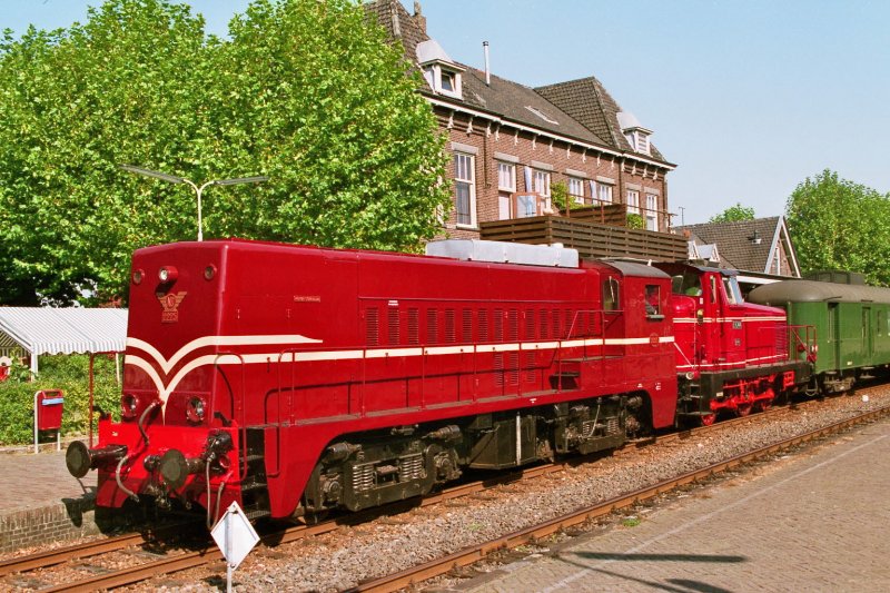 Diesellok 2225 am27.9.2007 im Bahnhof Simpelfeld(NL)Im Hintergrund E244 der Z-L-S-M