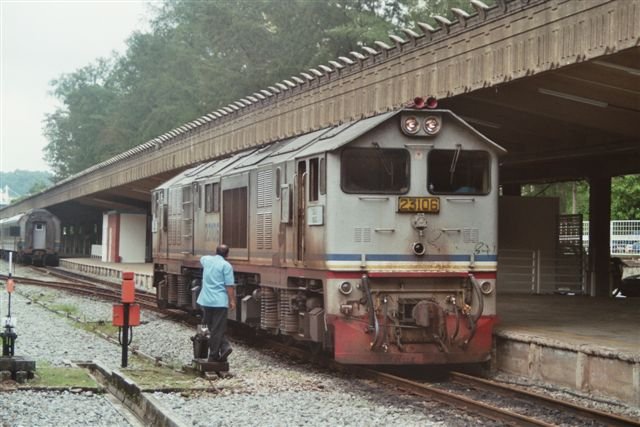 Diesellok 23106 der Malayischen Staatsbahn (KTM) nach Ankunft mit dem Ekspres Timuran aus Tumpat in Singapur am 16.12.2008. Diese dieselelektrische Lok ist mit einem Pielstick-Dieselmotor ausgerstet und entstammt einer 1983 von Hitachi gebauten Serie von 15 Maschinen.