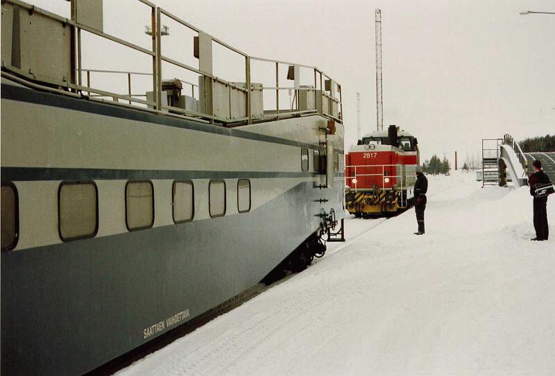 Diesellok 2817 holt in Rovaniemi die Autotransportwagen um sie an die Entladerampe rechts zu fahren. Mrz 1993