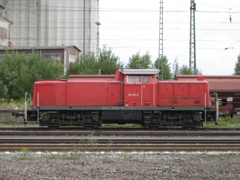 Diesellok 295 061-6 wartet am 5.9.2006 um 14.28 am Braker Hafen auf Arbeit