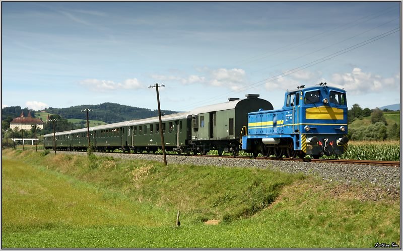Diesellok 383.10 der NBiK fhrt mit Sonderzug 19815 von St.Paul nach Lavamnd und wieder retour.Im Hintergrund ist das Benediktinerstift zu sehen.
St.Paul 10.08.2008