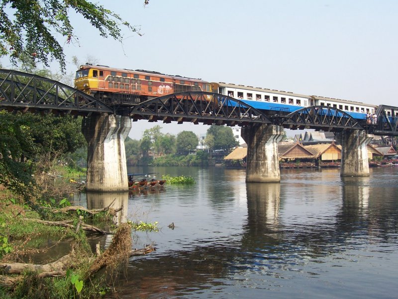 Diesellok 4419 auf der  Death-Railway-Bridge  in Kanchanaburi am 02.03.2007