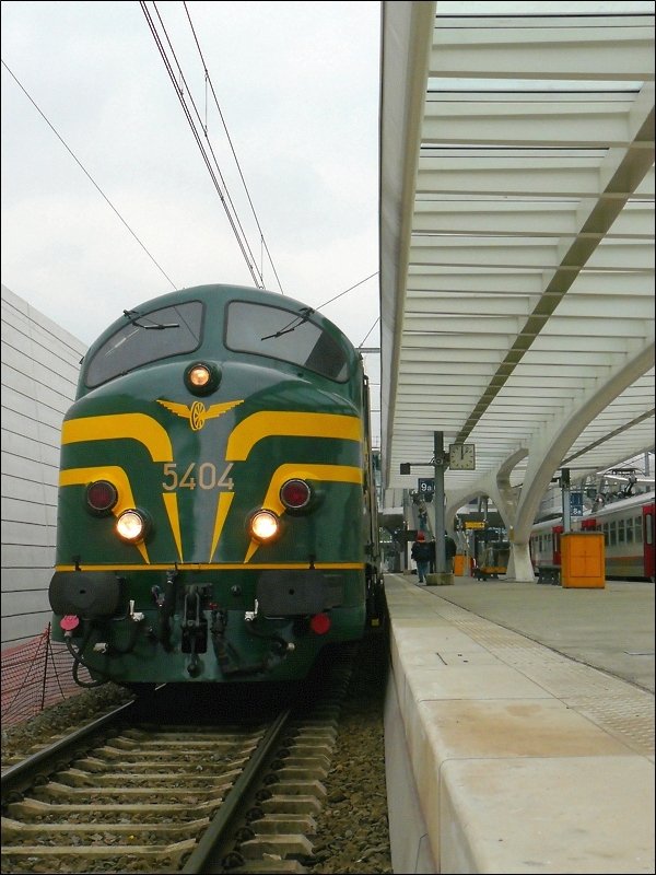 Diesellok 5404 aus der Froschperspektive fotografiert im Bahnhof Lige Guillemins am 18.05.08.