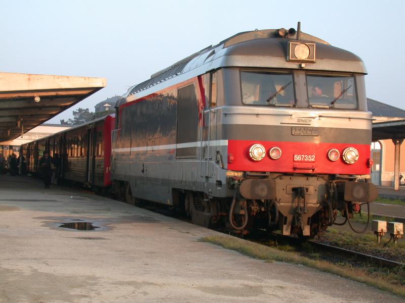 Diesellok 567532 zieht den morgendlichen Regionalexpress nach Rennes. (21.04.2005)
