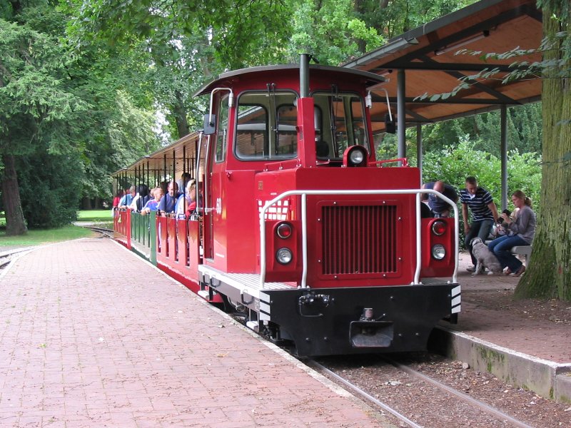 Diesellok 60 der VBK wartet auf die Abfahrt durch den schnen Schlossgarten von Karlsruhe,....

