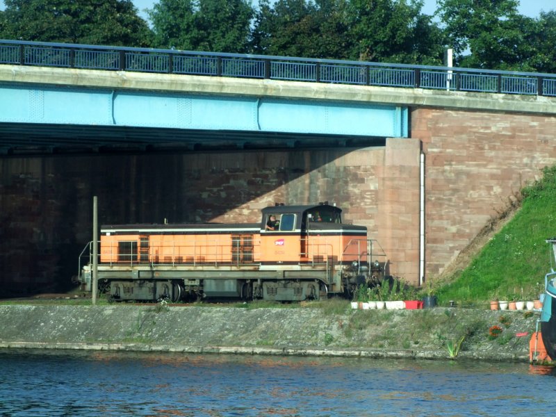 Diesellok 64014 ist im Hafengebiet von Strabourg unterwegs; 080829