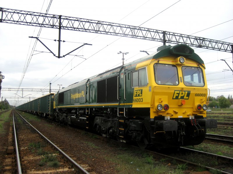 Diesellok 66003 mit einem Gterzug in Bydgoszcz.