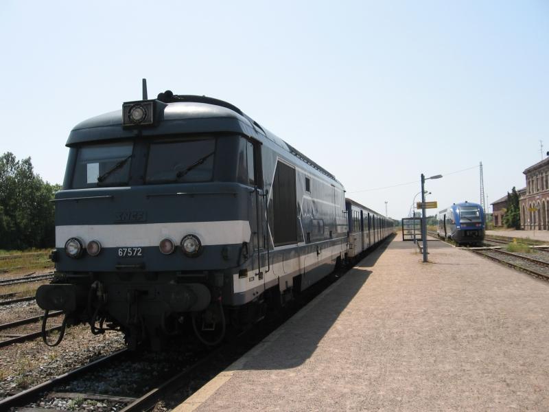 Diesellok 67572 mit einer Garnitur Nahverkehrwagen zur Wochenendruhe abgestellt im Bahnhof Lauterbourg. 25.06.2006