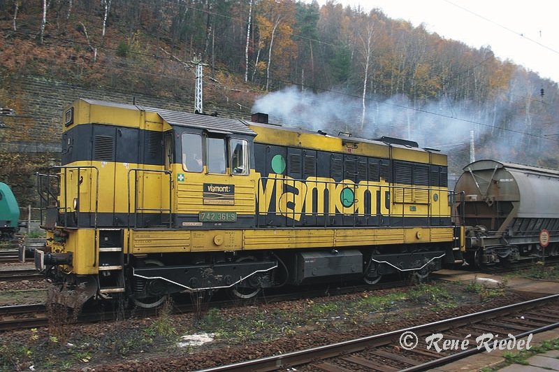 Diesellok 742 361-9 von Viamont bei der Abfahrt von Bad Schandau, zurck nach Tschechien am 18.11.2006