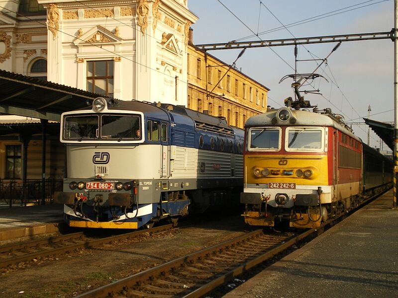 Diesellok 754 060 und E-Lok 242 242 am 28.11.2007 in Plzeň hlavn ndra - Pilsen Hauptbahnhof