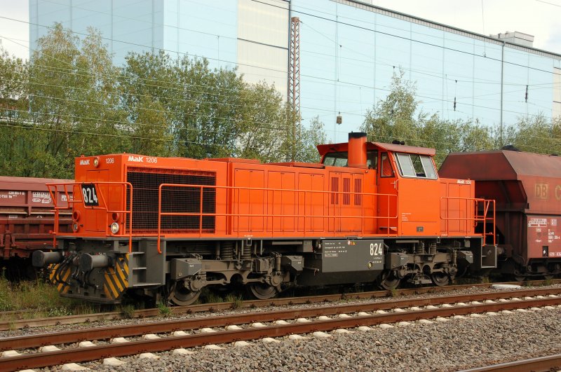 Diesellok 824 vom Typ MaK G 1206 (Ruhrpott Sprinter) der RBH (vormals RAG) mit Kohlewagenzug in Datteln am 28.09.2007