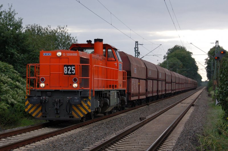 Diesellok 825 der RBH (ex RAG), Typ G1206BB, mit Kohlenwagenzug in Castrop-Rauxel am Bahnbergang Becklem, hier gesehen am 11.09.2007.