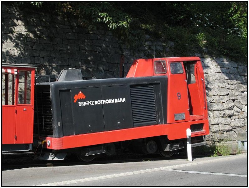 Diesellok 9 der Rothornbahn steht an der Talstation mit einem Zug. (25.07.2008)