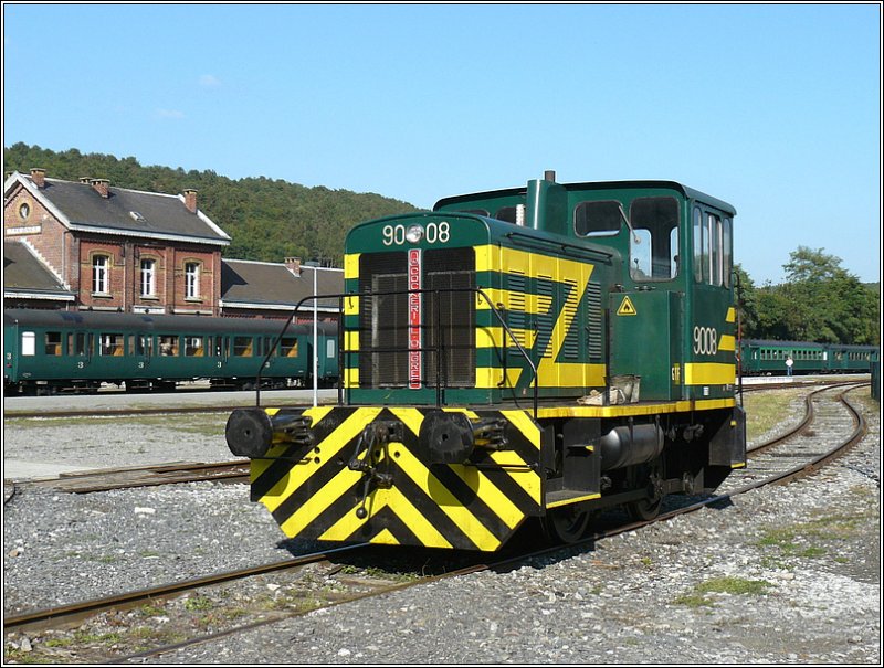 Diesellok 9008 (BJ 1968) wurde von Cockerill in Belgien gebaut und ist seit 1981 beim Museumsverein CFV3V beheimatet. Bild aufgenommen in Treignes am 28.09.08. (Hans)