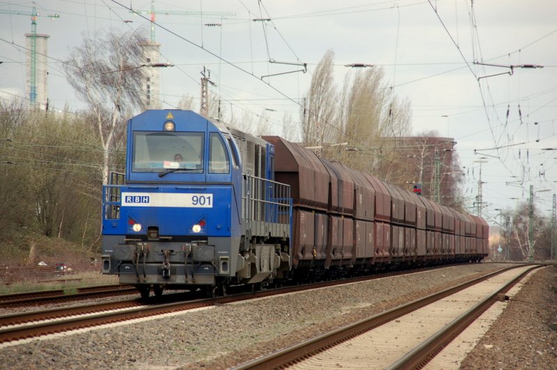 Diesellok 901 (Mak G2000BB) der RBH Logistics GmbH (ehemals RAG - Ruhrkohle AG) aus dem Baujahr 2001 durchfhrt am 18.03.2008 als Gterzug mit Kohlenwagen Datteln in Westfalen. 