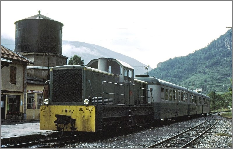 Diesellok BB 402 mit drei Personenwagen bei der Einfahrt in Annot. (Archiv 06/77)