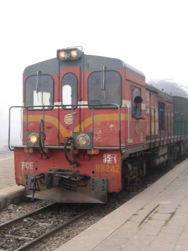 Diesellok BB242 der FCE ( Fianarantsoa - Cote Est Railway) Madagaskar. Es handelt sich um eine ehemalige portugiesische Lok der Reihe 9020, geliefert von Alsthom. Foto aufgenommen am 4.10.2006
