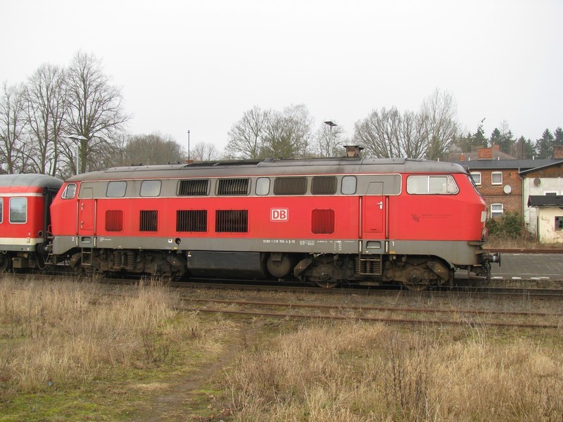 Diesellok BR 218 158-4 mit RE 21616 steht am Gleis 3 des Bahnhofes Grevesmhlen, 05.02.2009