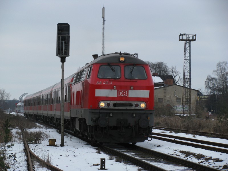 Diesellok BR 218 413-3 der DB AG fhrt mit RE 21615 am Haken nach Bad Kleinen, Bf Grevesmhlen 18.02.2009