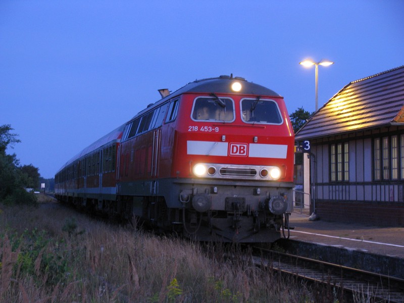 Diesellok BR 218 453-9 -DB AG- mit RE 21603 am Bahnsteig 3 des Bahnhofes Grevesmhlen am frhen Morgen des 14.08.2009