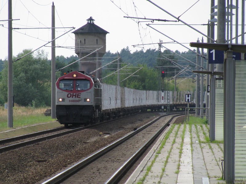Diesellok BR 250 008 Rote Tiger  der -OHE- mit Leer-Gterzug nach Rostock durchfhrt den Bahnhof Blankenberg/Meckl 08.08.2009