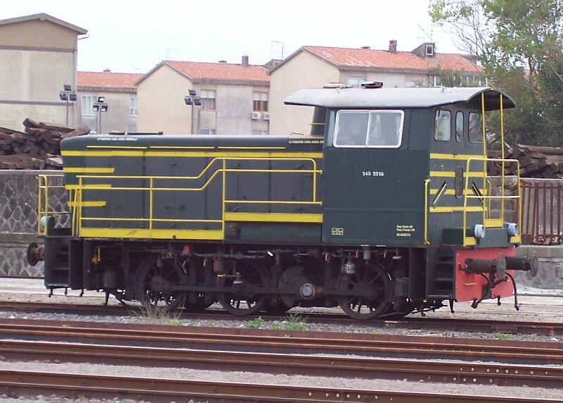 Diesellok D 245.2215 am 18.10.2005 im Bahnhof Macomer