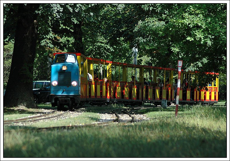 Diesellok D1  Bernhard  (Baujahr 1958) der Wiener Liliputbahn, nach dem Verlassen der Haltestelle Rotunde im Wiener Prater. Sie erreicht mit ihren 22 KW eine Hchstgeschwindigkeit von 22 km/h. 
