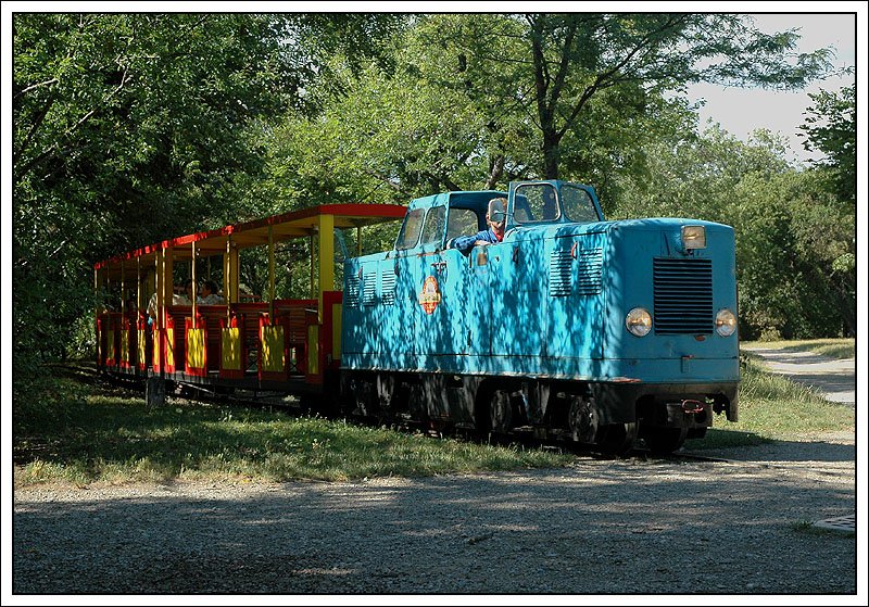 Diesellok D1  Bernhard  (Baujahr 1958) der Wiener Liliputbahn, kurz vor der Haltestelle Rotunde im Wiener Prater. Aufnahme vom 30.6.2007