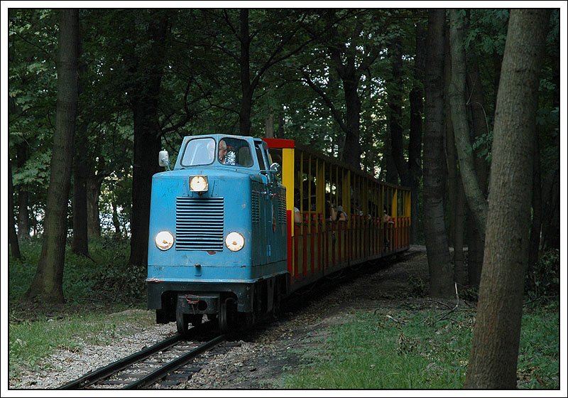 Diesellok D1  Bernhard  (Baujahr 1958) der Wiener Liliputbahn, nach dem Verlassen der Haltestelle Ernst Happel Station im Wiener Prater. Sie erreicht mit ihren 22 KW eine Hchstgeschwindigkeit von 22 km/h.
