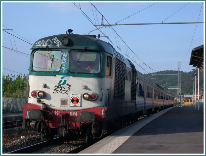 Diesellok D445 1144 mit einem Regionalzug nach Siena h�lt in Montelupo. (26.04.2007)
