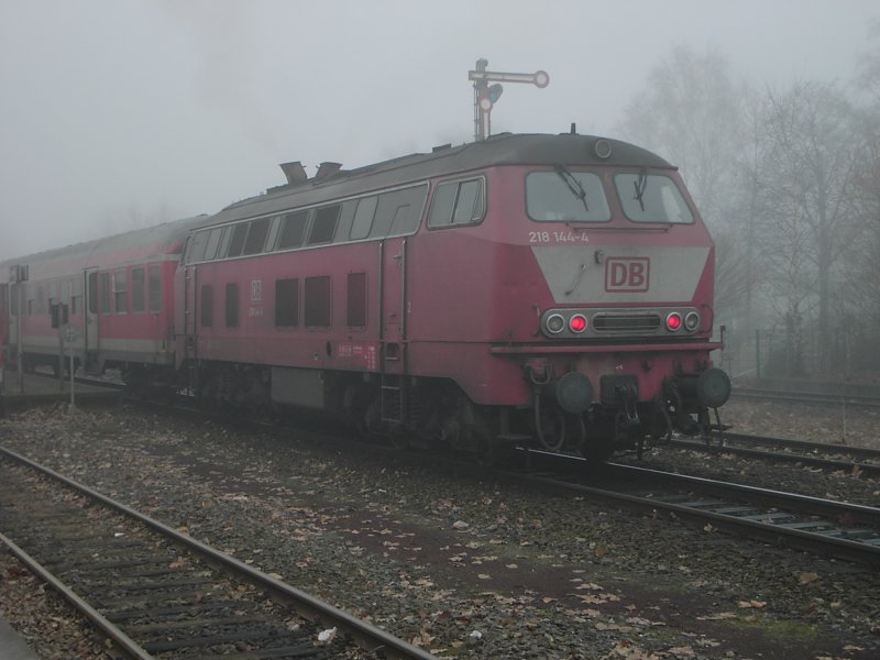 Diesellok der DB-Baureihe 218 mit geschobenem Wendezug nach Borken im Bahnhof Dorsten am 21.12.2002.