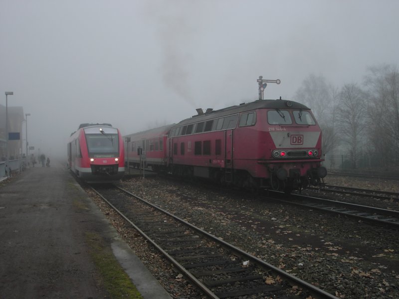 Diesellok der DB-Baureihe 218 mit Wendezug nach Borken und Neubautriebwagen der DB ber Wanne-Eickel und Castrop-Rauxel Sd nach Dormund im Bahnhof Dorsten am 21.12.2002.