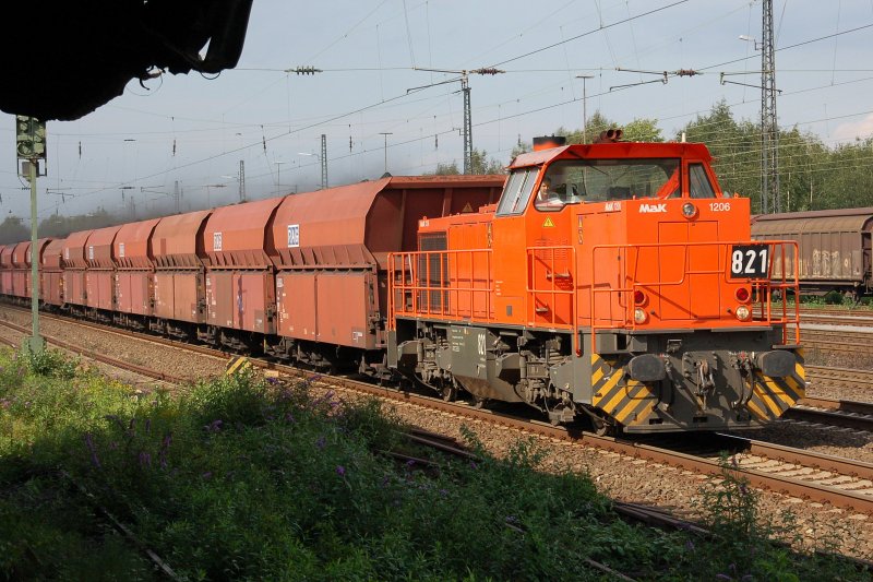 Diesellok des Typs MaK G 1206 der Ruhrkohle AG (heute RBH) RAG 821 mit Kohlewagen (ebenfalls RAG) in Recklinghausen Sd am 17.08.2007. Der Kohlenstaub auf den Wagen ist selbst auf dem Bild gut zu erkennen. Nach Vorbeifahrt des Zuges hat sich die Staubwolke erst langsam auf die Gleise gelegt.