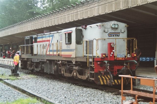 Diesellok des Typs YDM4 Nr. 6543 beim Umfahren des angekommenen EKSPRES SENANDUNG MALAM von Butterworth/Kuala Lumpur im Bahnhof Singapur, 14.12.2008. Diese Loks wurden ab 1961 unter ALCO/MLW-Lizenz in Indien gebaut und werden z.Zt. von der Indischen Bahn (IR) an die Malayischen Staatsbahnen (KTM) vermietet. Trotz ihrer schlechten Streckensicht sind die Maschinen bei der KTM wegen ihrer aussergewhnlichen Zuverlssigkeit sehr beliebt. 