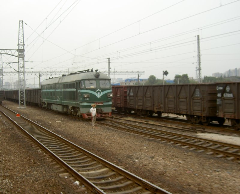 Diesellok DF4 7247 am 05.08.2006 im Gterbahnhofsbereich von Hangzhou. Hier kann man noch auch dem fahrenden Zug mit offenem Fenster fotografieren. Dies funktioniert sogar mit laufender Klimaanlage.