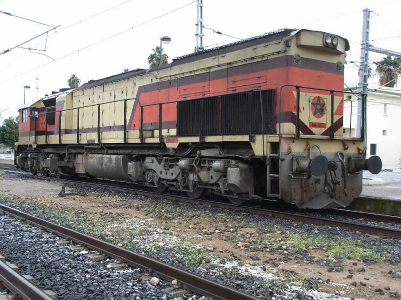 Diesellok DH-367 in Fes
26.01.2007
Die Baureihe DH besteht aus insgesamt 22 Loks Baujahr 1974 (DH351-368 und 371-374) und stammt von EMD-GM aus den USA.